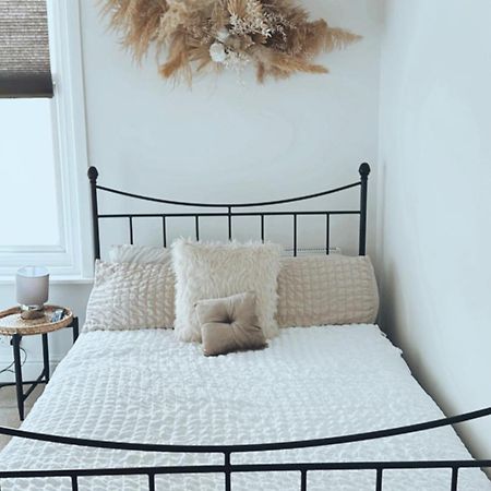 פורטסמות' Southsea Homestays - Three Bedroom Home, Sleeps 8 - With Garden & Hot Tub מראה חיצוני תמונה